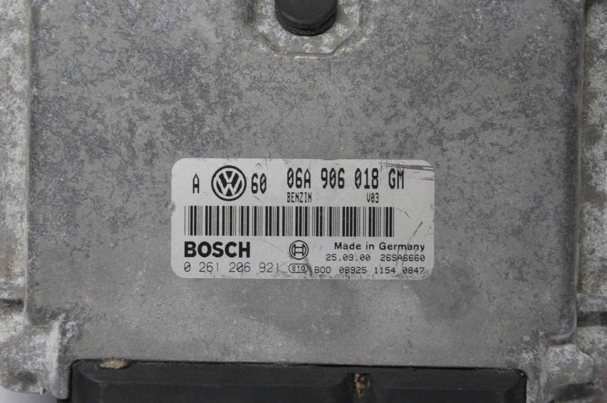 0261206921 VW Golf 2.0 Engine Control Unit ECU 06A906018 GM