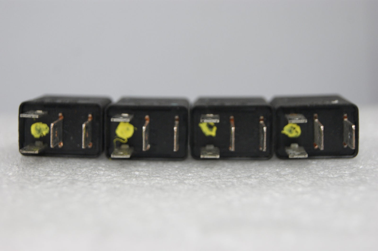 4X RELAY GM VAUXHALL 4 BLADE 12V 20A BLACK 24435922