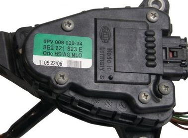 Audi accelerator pedal label 8E2 721 523 E close-up